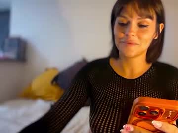 Experienced HD mature cam model performing live with toys on Chatterbate