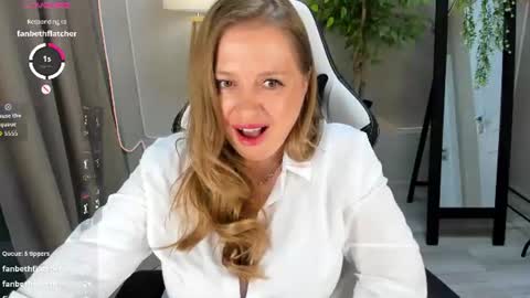 Popular HD streamer online and ready to chat on Chatterbate
