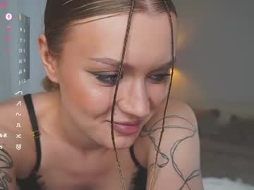 Confident HD new trans streamer chatting with fans in real-time on Chatterbate