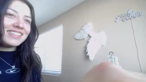 Live performer performing now on Chatterbate
