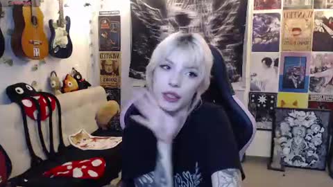 Popular HD streamer online and ready to chat on Chatterbate