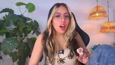 Stunning HD cam model streaming live in HD on Chatterbate