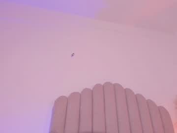 Barefoot HD foot fetish model performing a foot fetish show on Chatterbate